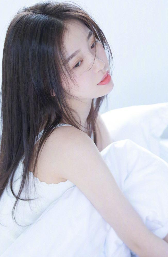 虞书欣成乐町品牌代言人，青春活力可爱满分，黑色小西装超有范儿