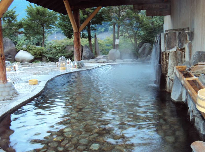 日本冬季最美温泉,日本热海有什么好玩的