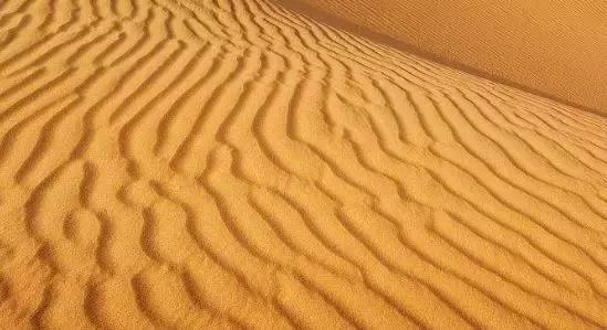 爱出油的皮肤怎么办,皮肤有痘出油用啥粉底