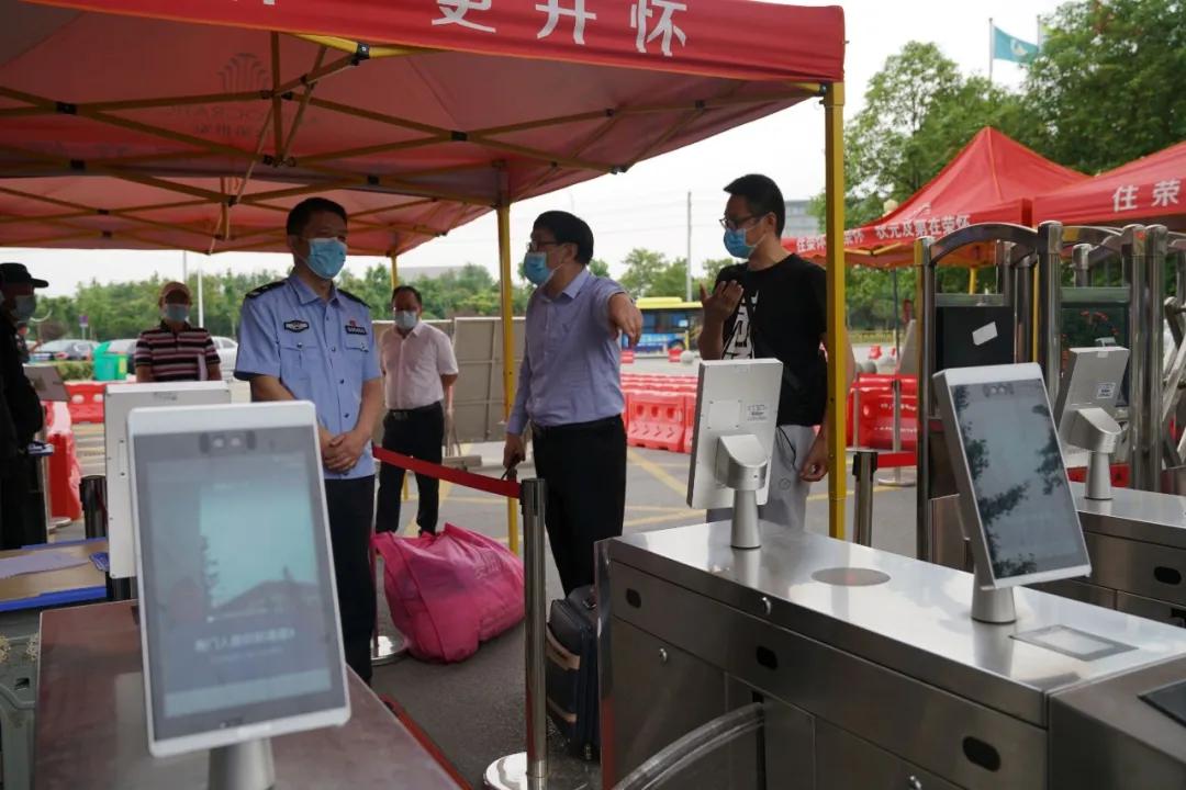 初三开学啦!仙桃公安暖心护航