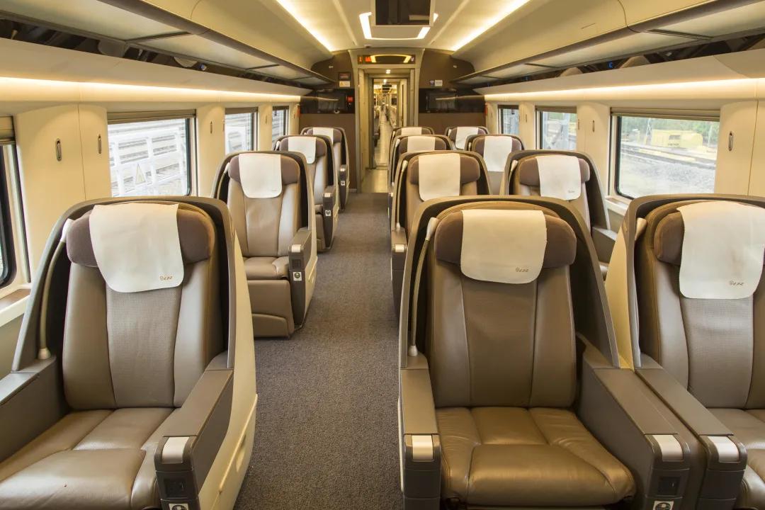 动车上有小桌板吗,动车上的小桌板怎么弄