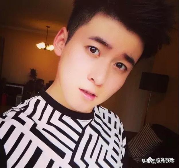 和小鲜肉牵手摸脸，又让人想到他7年前的瓜…