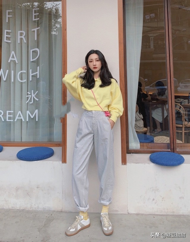 现在的女孩子阔腿裤穿搭中长卫衣,2019穿卫衣阔腿裤气质又有女人味