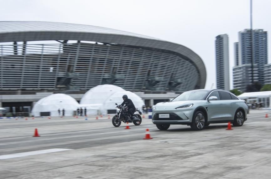 试驾｜极狐阿尔法S/阿尔法T，底盘调校有功底，均衡性很好