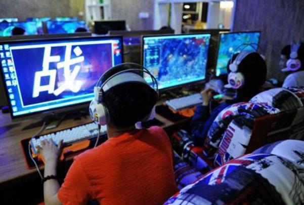 小孩玩手机扣了很多钱怎么教育,怎么防止孩子玩手机被扣费