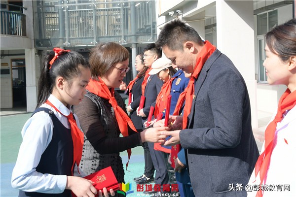 感悟初心使命寻访百名*党**员：徐州市大马路小学校外辅导员聘请仪式