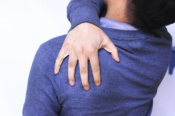 脸上不长痘但背后长痘是什么原因,为什么脸上不长痘后背好多痘