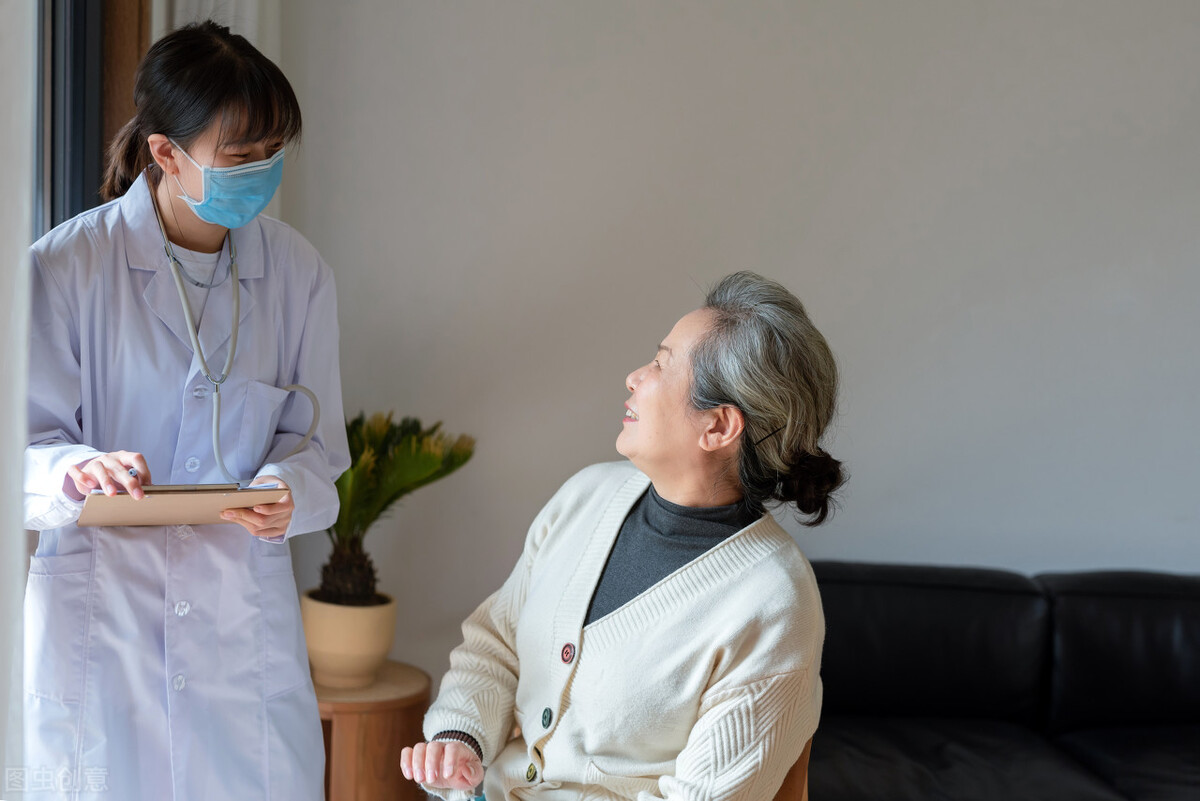 脖子和腋窝长小肉粒是什么原因,脖子和腋下长小肉粒会自己消失嘛