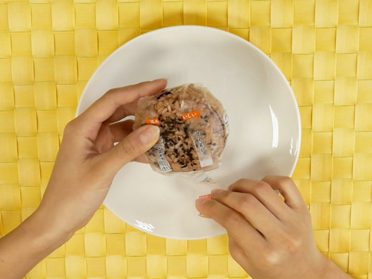 便利店的饭团怎么完整的取下来,便利店的那种饭团包装怎么打开