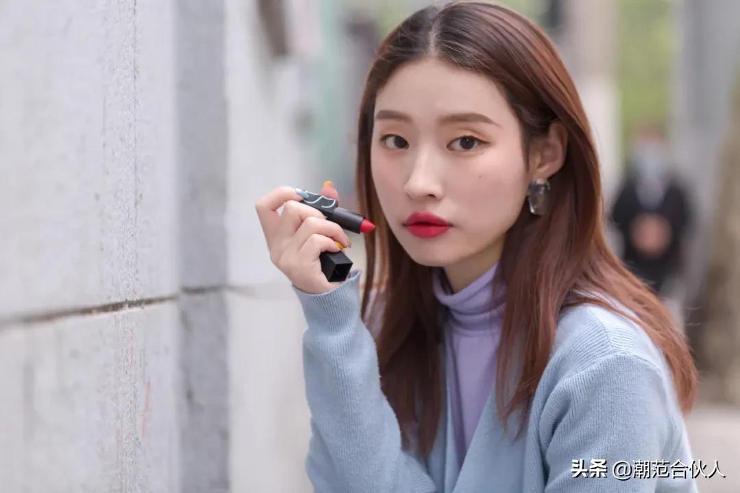 李佳琦omg这个产品也太好用了吧,李佳琦被称为美妆界的代名词