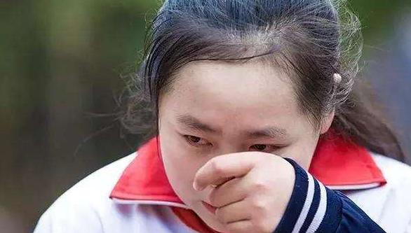 女儿姓“房”,老师却从来都不点她的名字:这哪里叫得出口啊