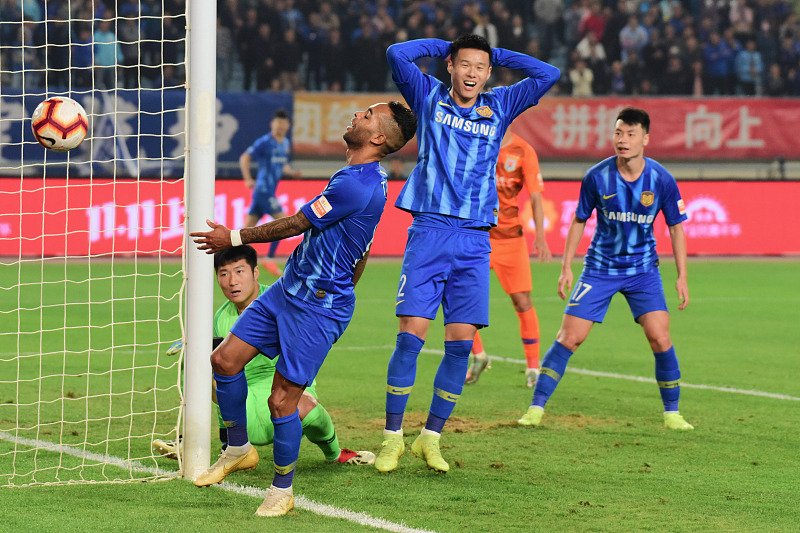 苏宁1:1鲁能之战堪称本赛季经典，某主持和某国脚的表现太垃圾