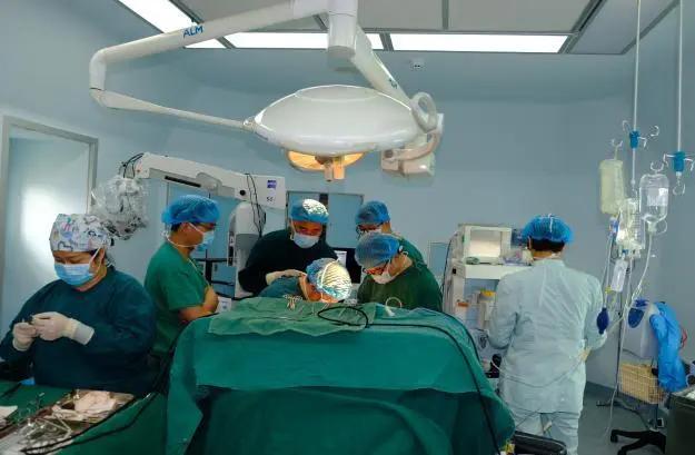 30岁男子右耳堵塞听力下降,46岁男性突然一只耳朵听力下降