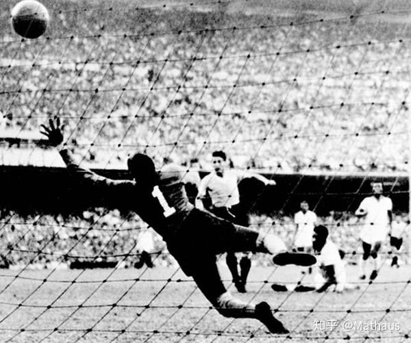 足球战术史,足球4-2-4阵型的优缺点