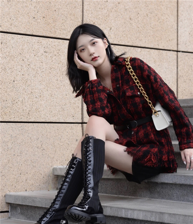 红色是秋冬最显气质的时髦的颜色,怎么把红色穿出不落俗套的时髦感