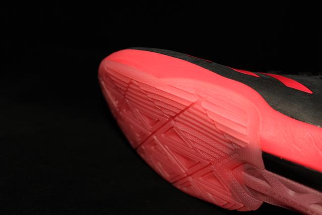 穿上就不想再脱的Q弹，阿迪达斯羽毛球鞋评测