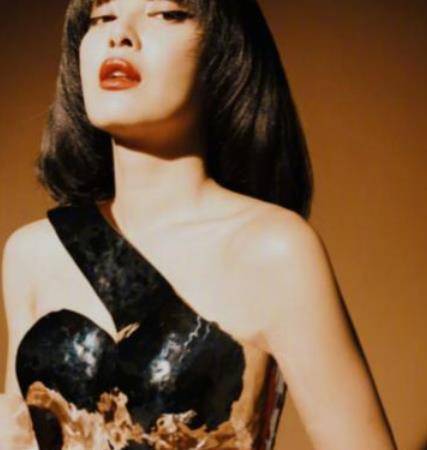 网友剪辛芷蕾同款发型,辛芷蕾黑长直造型登杂志封面