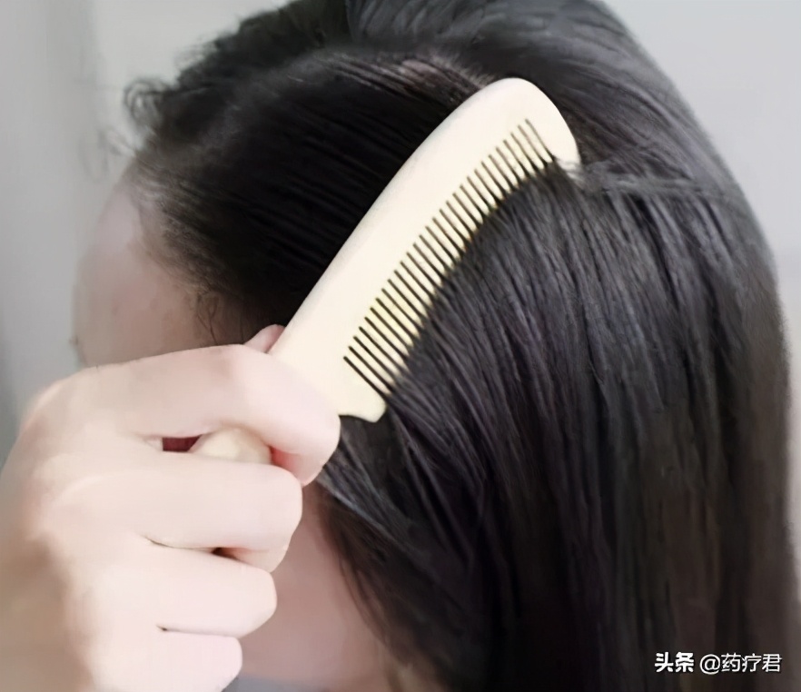 洗完头要不要用吹风机吹,洗完头用吹风机吹好还是自然干好