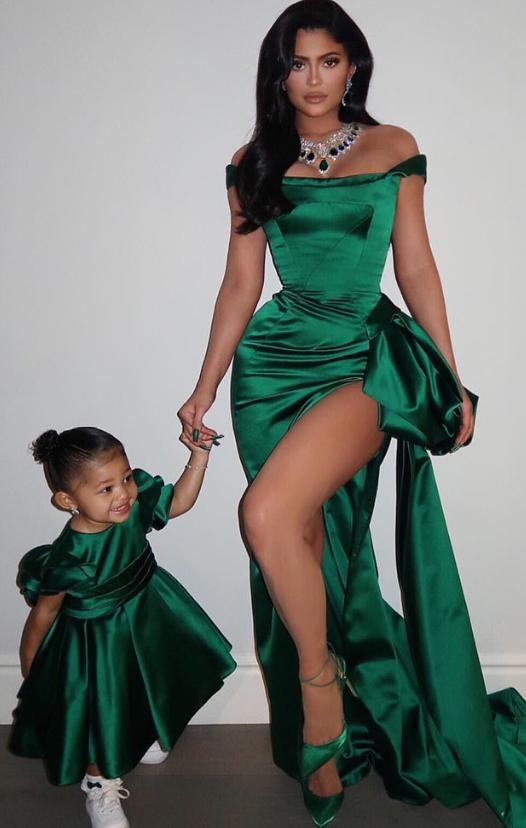 凯莉·詹纳公布2岁女儿生日豪礼:一辆童车一个包,价值超12万