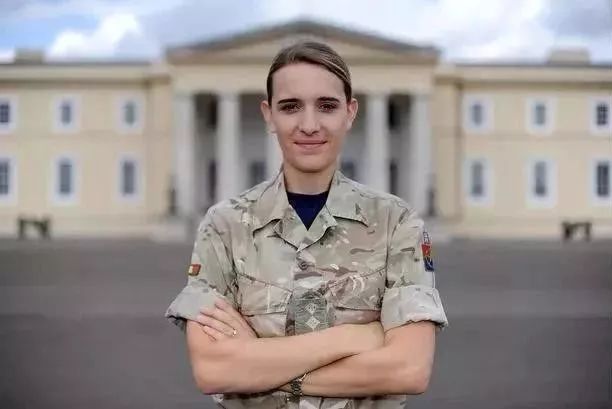 一对男女互换性别,一见钟情后生儿育女:有爱,性别有什么关系?