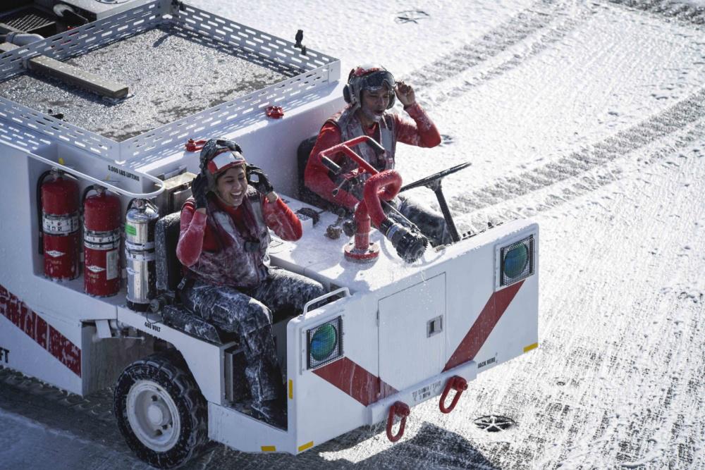 美国航母戏水,美国海军在航母上玩高台跳水游泳