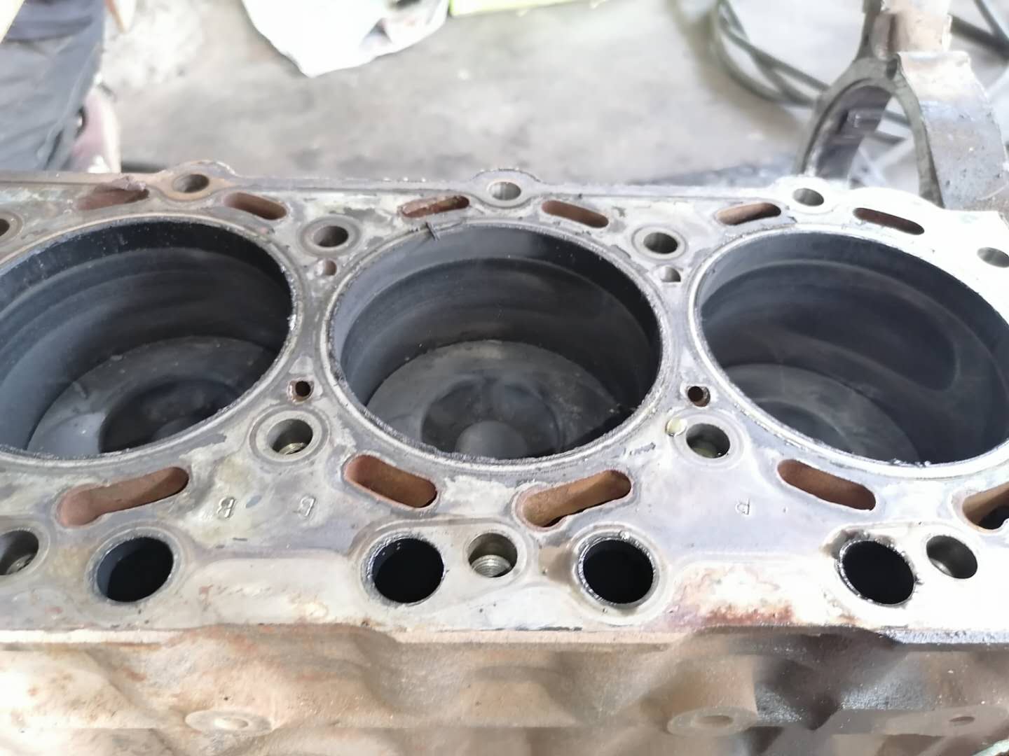 才跑4万公里货车烧机油怎么回事,发动机烧机油活塞发黑