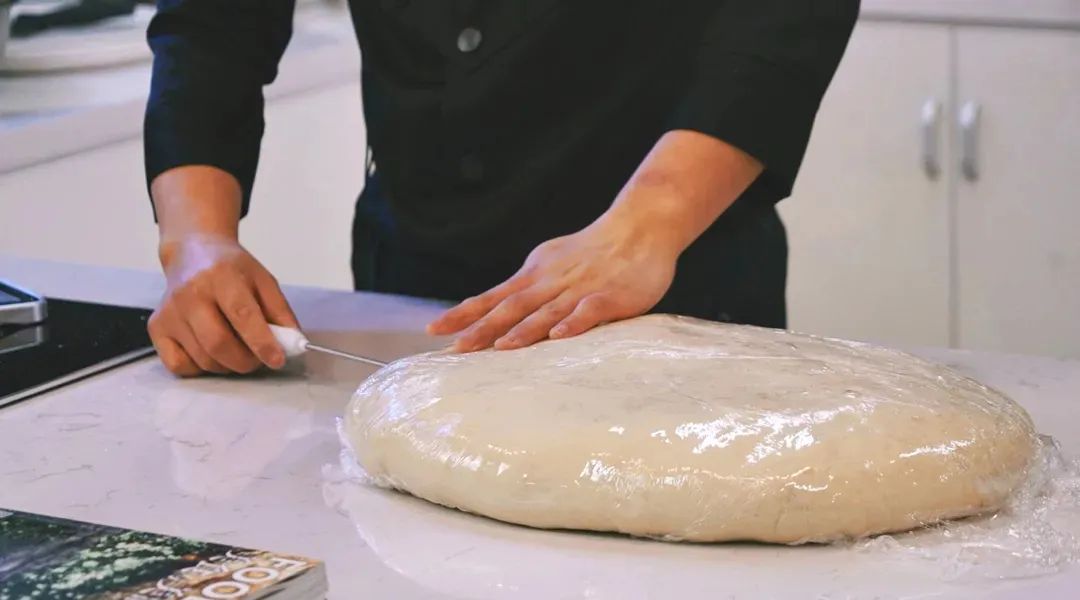 夏天面团室温放一夜会发酵吗,夏天面团控温加冰水吗