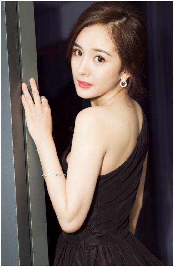 来看看18位当红女艺人妆前妆后差别，真实素颜状态，颠覆您的三观