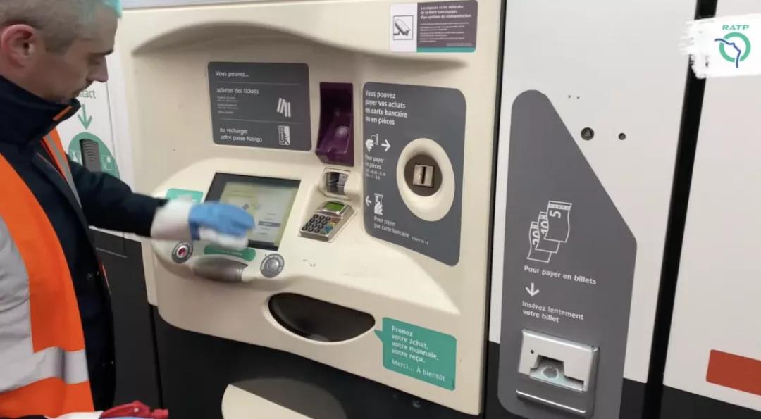 在贴满了一百万张贴纸之后,我快不认识巴黎地铁了…