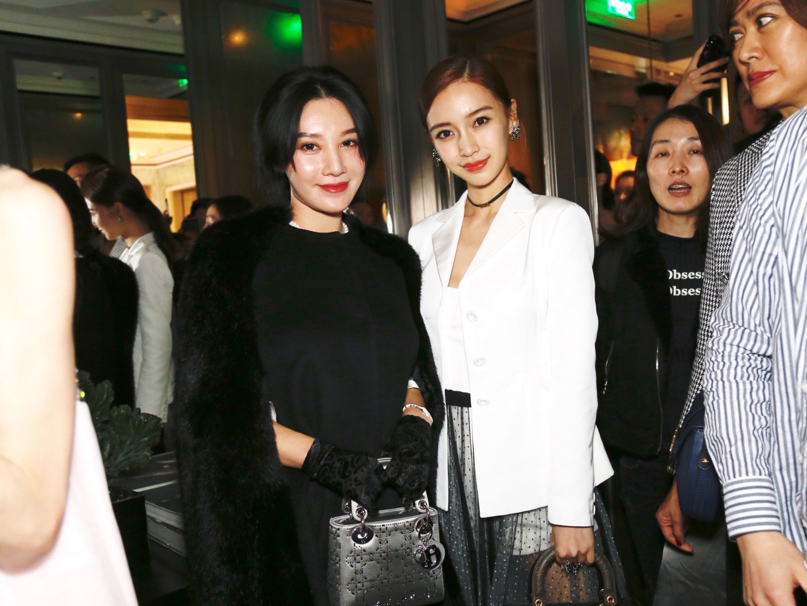 她是最美足球宝贝,一记“胸夹手机”走红,网友追问:手机卖不