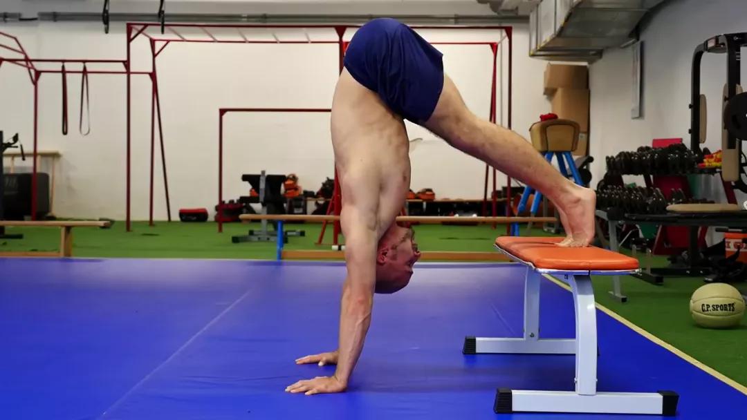 教你一招怎样练倒立,手把手教你学倒立