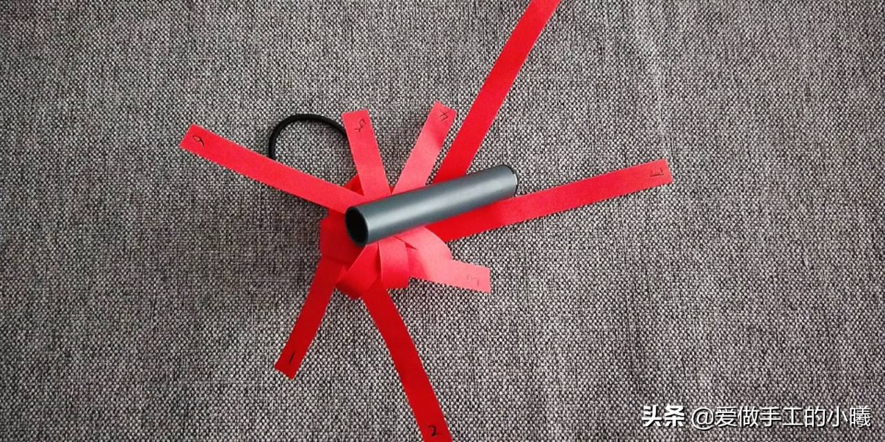 用折星星的纸条做灯笼,用纸条折红红的小灯笼