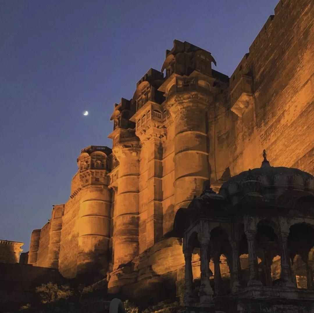 越夜越美丽粤语,越夜越美丽上一句