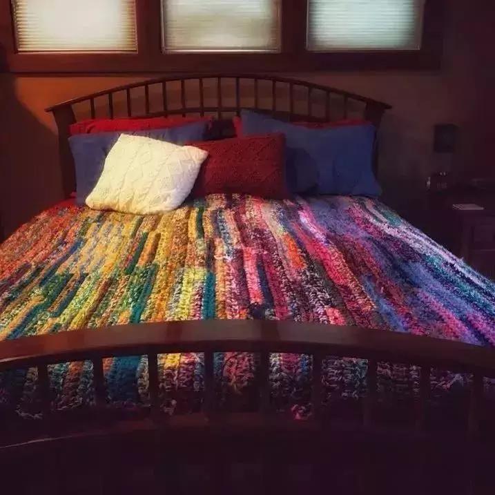 19万人看男生玩编织?从非洲弃婴到全美偶像,11岁男孩用6年逆袭人生...