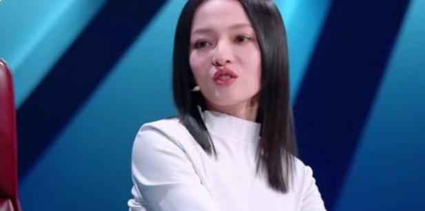 萨顶顶的“假唱转话筒事件”,萨顶顶假唱转话筒事件视频