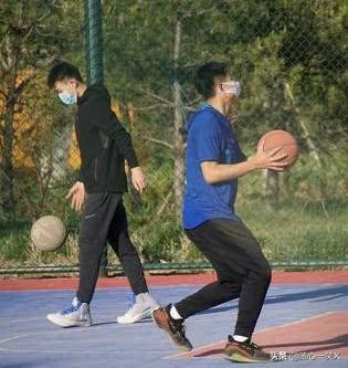 打球戴手套好还是不戴好,打球戴护目镜好吗