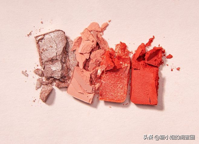 男朋友打翻眼影,把女朋友眼影弄碎了该怎么办