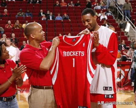 带着球衣去太空！联盟最硬核马刺球迷诞生了，12年前麦迪也做到过