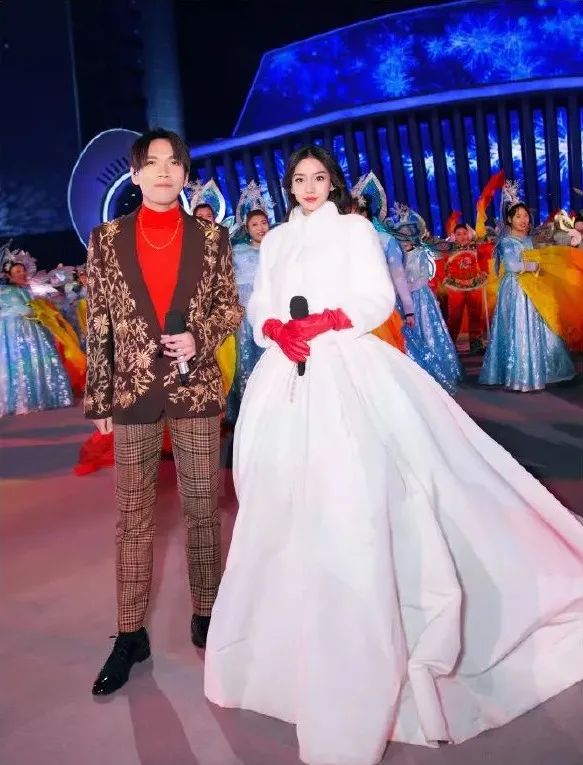 春晚时尚图鉴:热巴杨幂的红裙、王菲刷碗手套和董卿李思思的口红