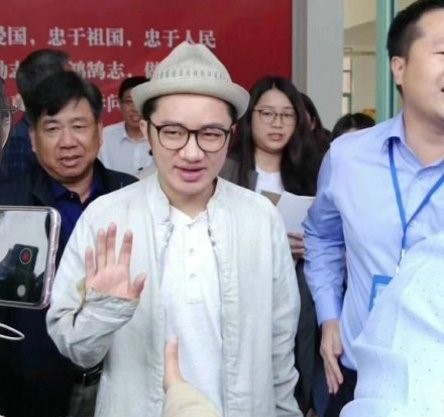 王祖蓝节目上没被路人认出震惊,王祖蓝校服到西装的仪式感