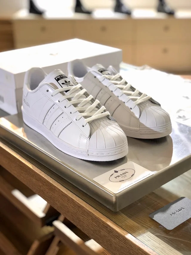 普拉达三叶草联名,阿迪达斯三叶草贝壳头真的值799吗