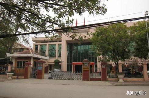 越南老兵重回当年战斗过的洞穴 (越南老兵回忆丛林战争)