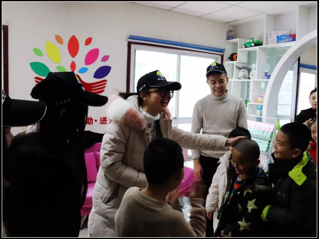 为社区留守儿童辅导功课,心系留守儿童关爱他们成长