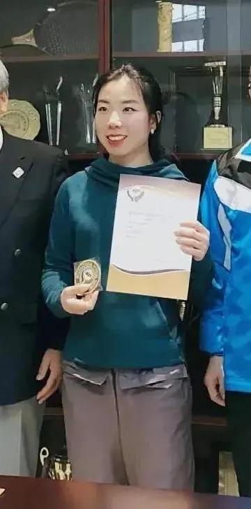 运动会的健儿们加油,赛程结束给队友们加油鼓气