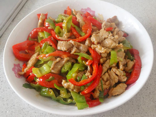 不管炒什么肉丝都不要直接下锅,教你2个小技巧,肉丝鲜嫩不粘锅