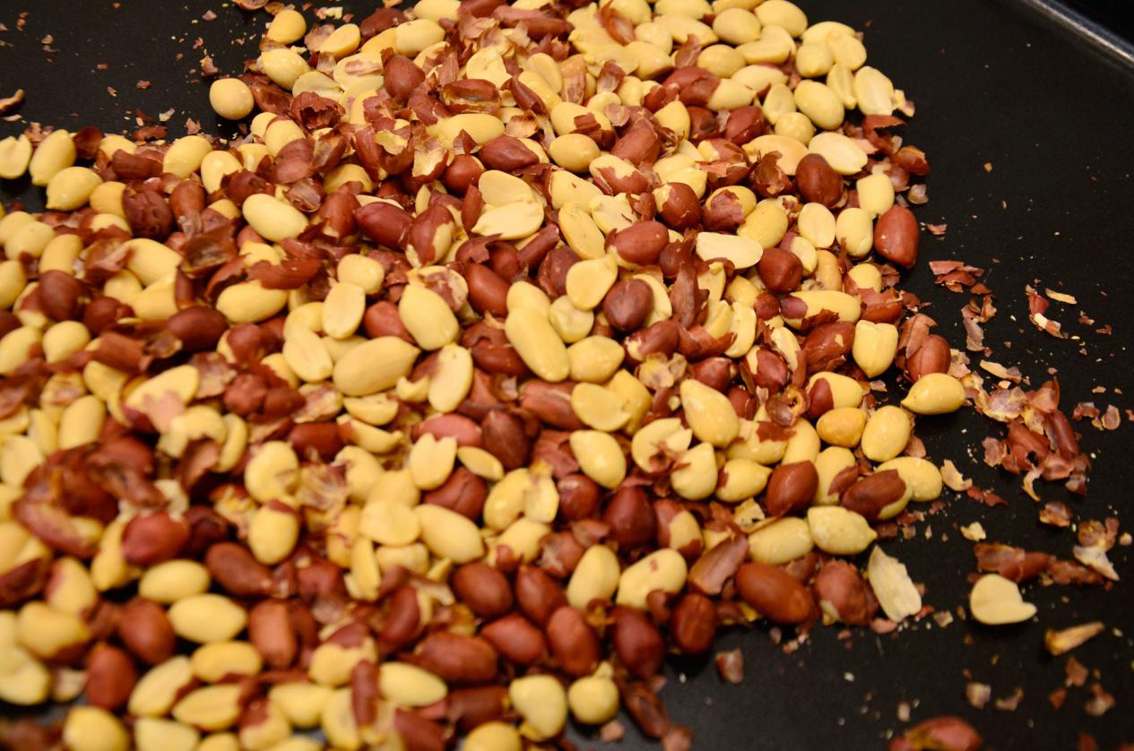 用捣碎的花生米做花生酱,用一把花生做一盘子花生酥