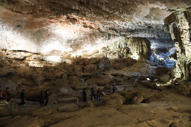 这里虽然风景如画人们生活的却很凄惨没日没夜的追着大船讨生活