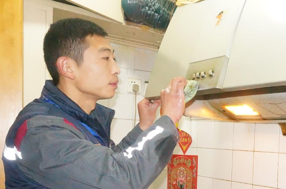 油烟机清洗小技巧方法图解,清洗油烟机一喷一擦轻松搞定