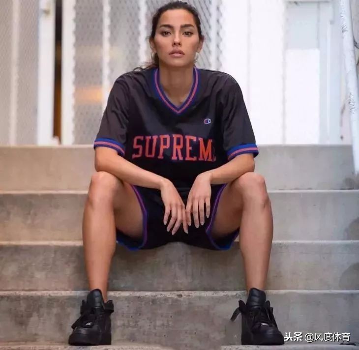 *窥偷**女神AdrianneHo的ins照片,我仿佛打开了新世界的大门……