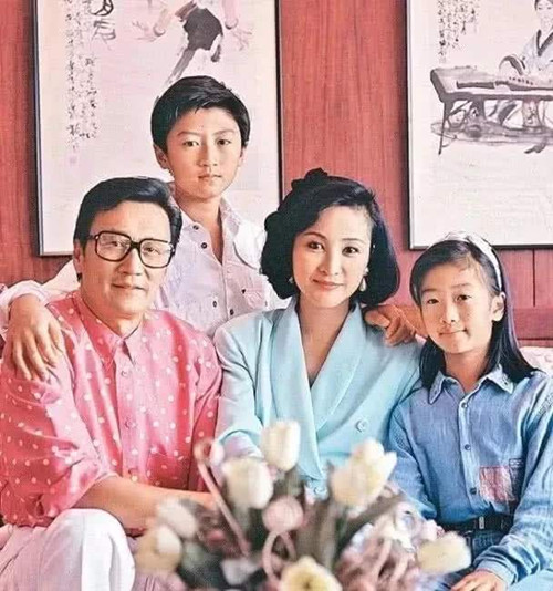 王菲谢霆锋甜蜜牵手最中肯的评价,王菲谢霆锋年龄差距个人资料